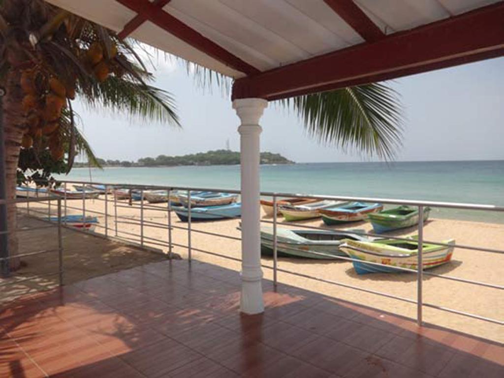 Dutch Bay Beach Cottages Тринкомали Экстерьер фото